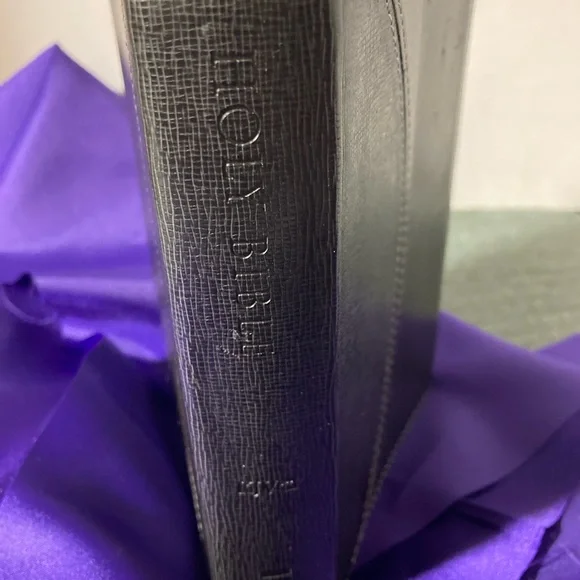 KJV Compact Bible black leather cover - Picture 2 of 7